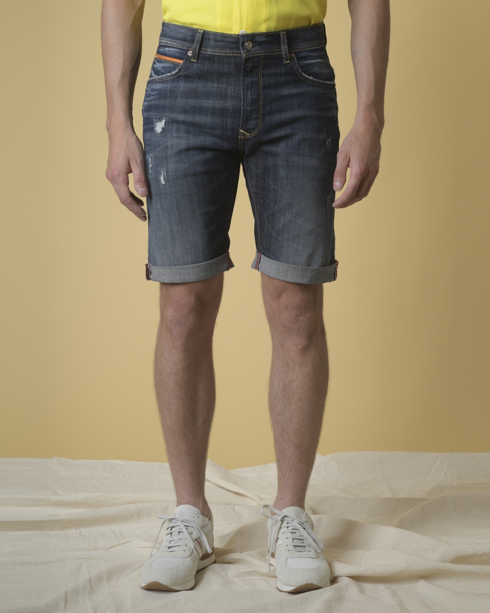 Short jean effet vieilli 3D