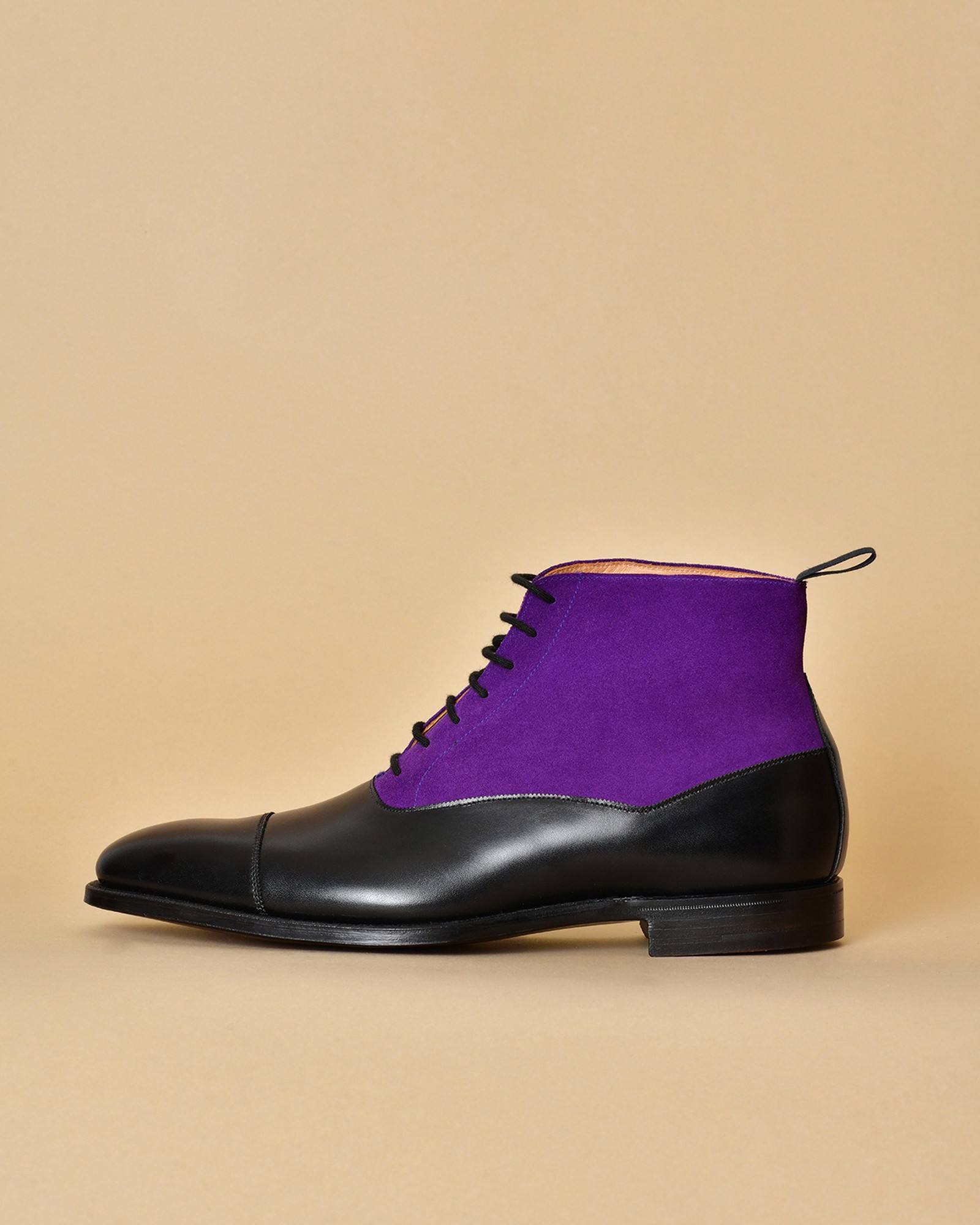 Bottines en cuir noir et suède violet Crockett & Jones