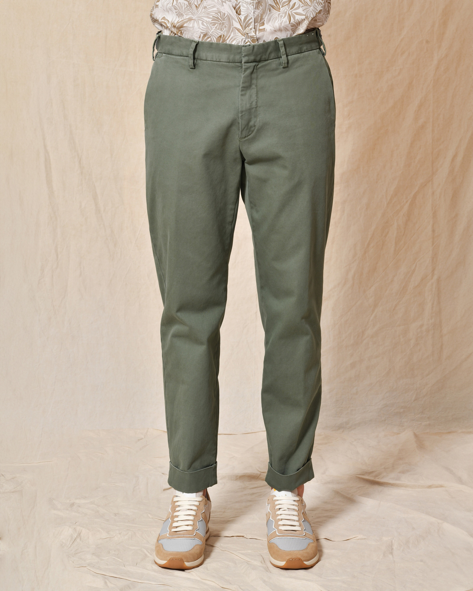 Jeune homme asiatique moderne en tenue décontractée. Look élégant à la